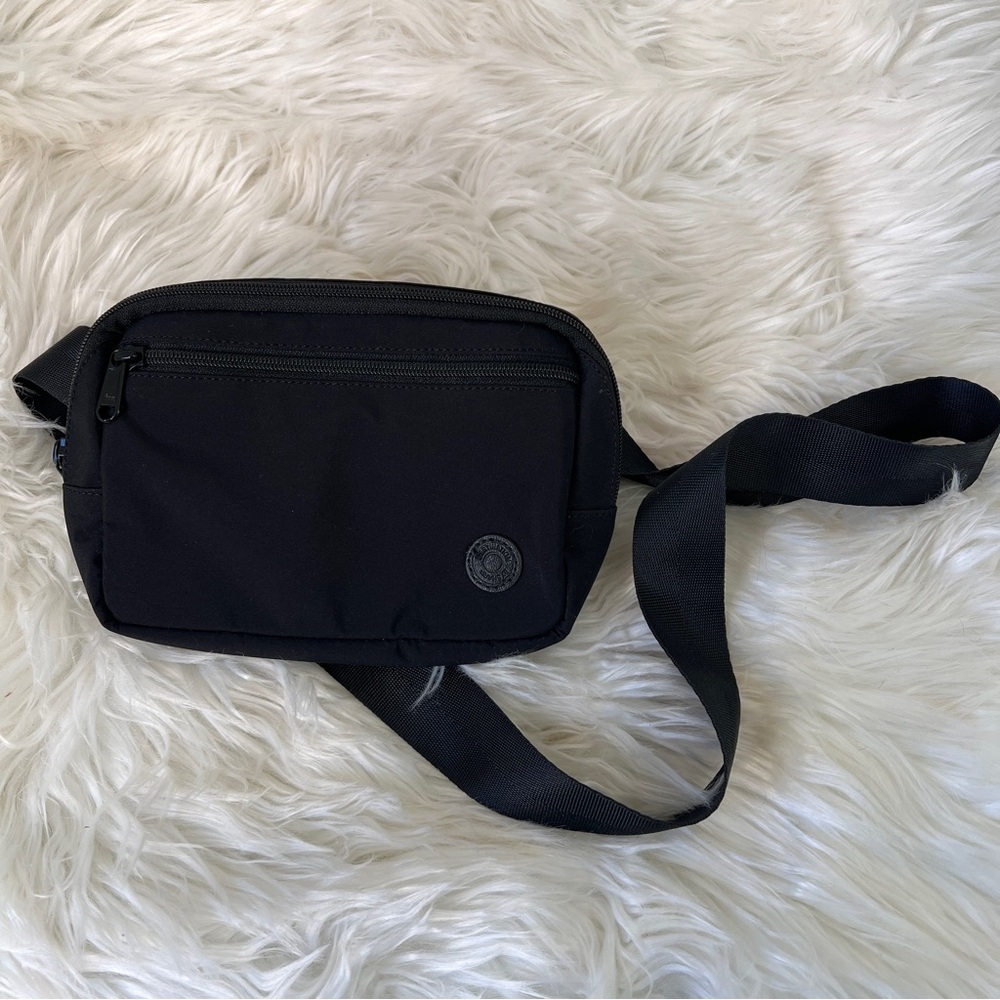 Destination New York Sleek Black Travel Belt Bag Adjustable
